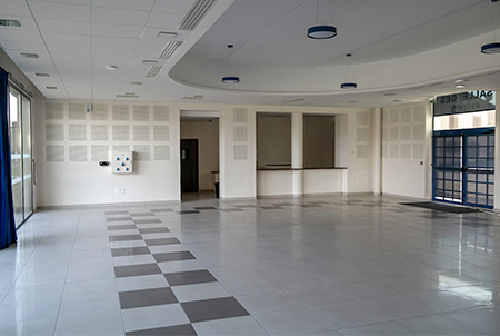 salle des fêtes de Donneville avec la scène au fond